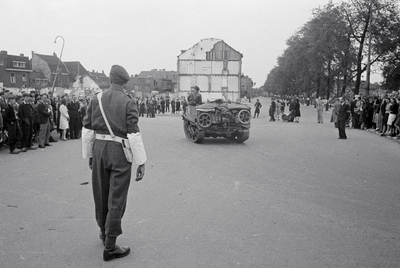 853191 Afbeelding van de doortocht van de geallieerden, op de Catharijnesingel te Utrecht; links de ingang van de ...